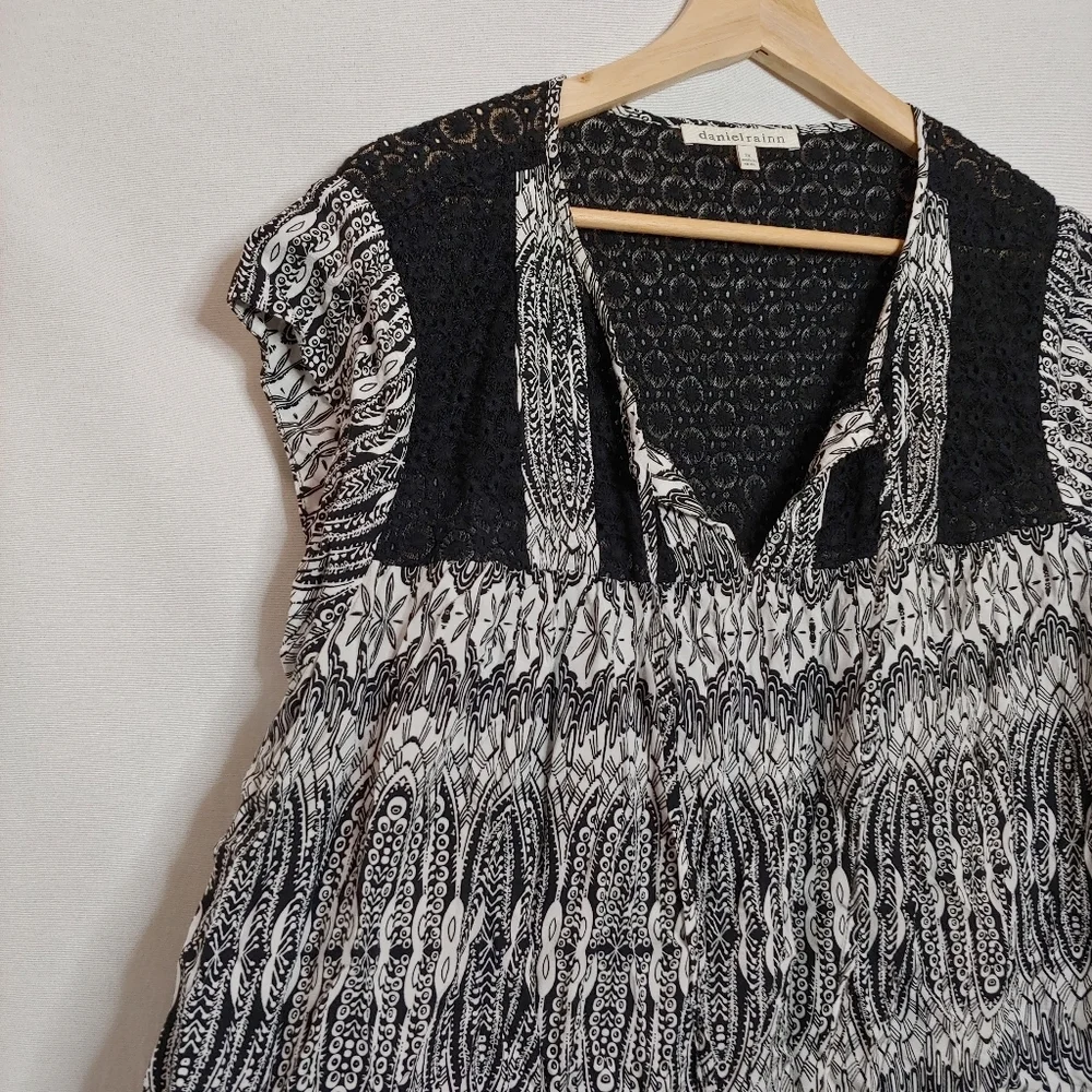 Daniel Rainn Cap Sleeve Sit Neck‎ Blouse Black White Embroidered 2X